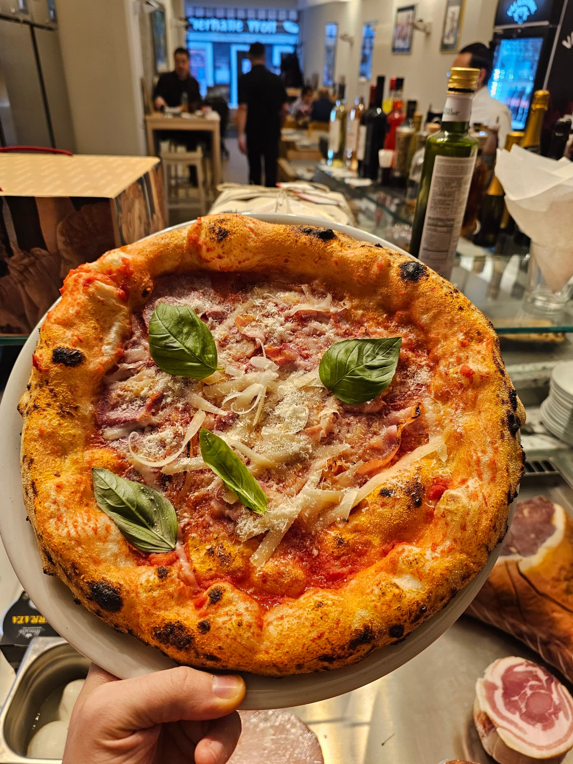 Frische Pizza Napoletana bei Da Raffaele